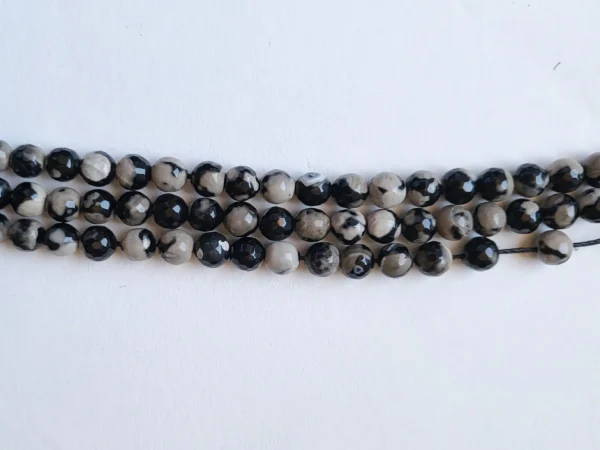 Fil de perles en Agate Noir et Beige Facettée - 8mm